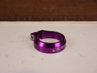 Zubehör von Burgtec, Burgtec Sattelklemme 39.7mm Purple Rain MTB 10574 vor USEDBIKES-OB.DE Hintergrund