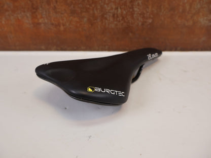 Sattel von Burgtec, Burgtec The Cloud MK2 Sattel 132mm Titan Streben Schwarz vor USEDBIKES-OB.DE Hintergrund