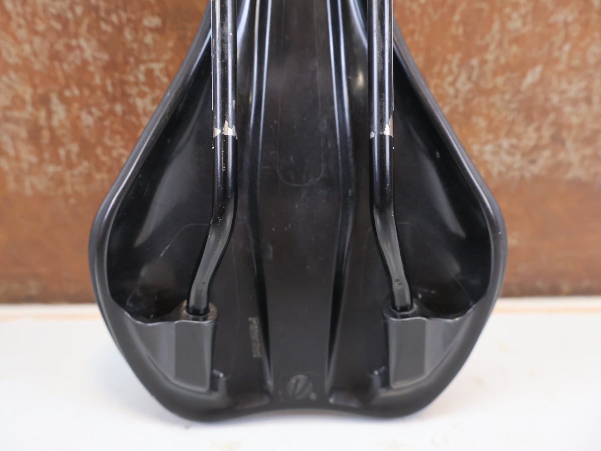 Sattel von Burgtec, Burgtec The Cloud MK2 Sattel 132mm Titan Streben Schwarz vor USEDBIKES-OB.DE Hintergrund