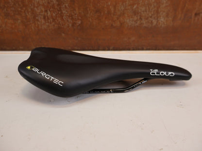 Sattel von Burgtec, Burgtec The Cloud MK2 Sattel 132mm Titan Streben Schwarz vor USEDBIKES-OB.DE Hintergrund