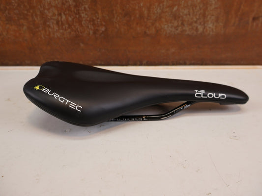 Sattel von Burgtec, Burgtec The Cloud MK2 Sattel 132mm Titan Streben Schwarz vor USEDBIKES-OB.DE Hintergrund