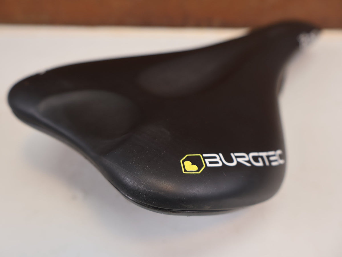 Sattel von Burgtec, Burgtec The Cloud MK2 Sattel 132mm Titan Streben Schwarz vor USEDBIKES-OB.DE Hintergrund