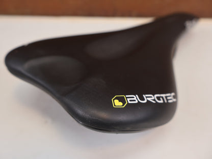 Sattel von Burgtec, Burgtec The Cloud MK2 Sattel 132mm Titan Streben Schwarz vor USEDBIKES-OB.DE Hintergrund