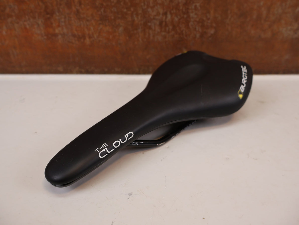 Sattel von Burgtec, Burgtec The Cloud MK2 Sattel 132mm Titan Streben Schwarz vor USEDBIKES-OB.DE Hintergrund