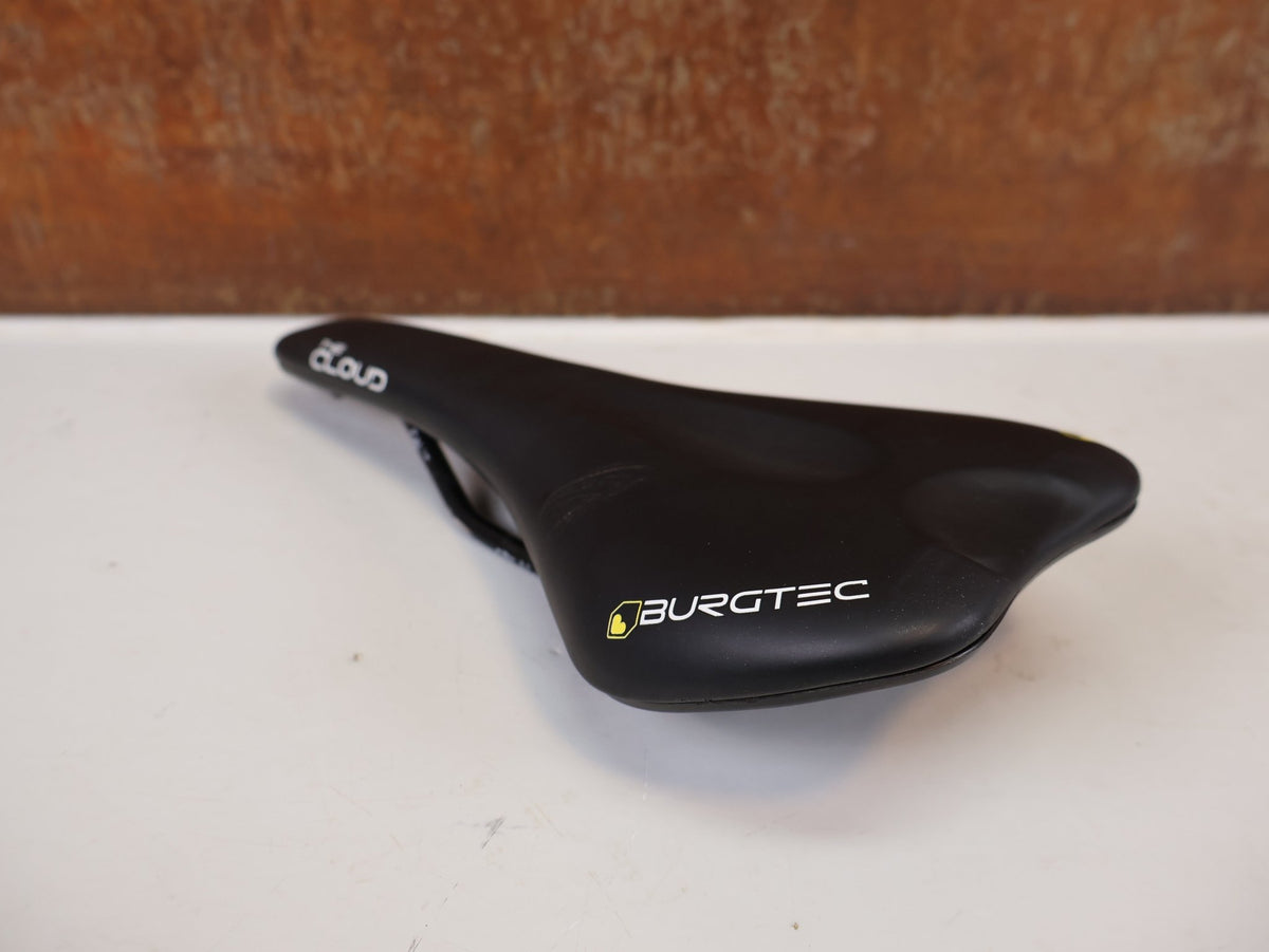 Sattel von Burgtec, Burgtec The Cloud MK2 Sattel 132mm Titan Streben Schwarz vor USEDBIKES-OB.DE Hintergrund