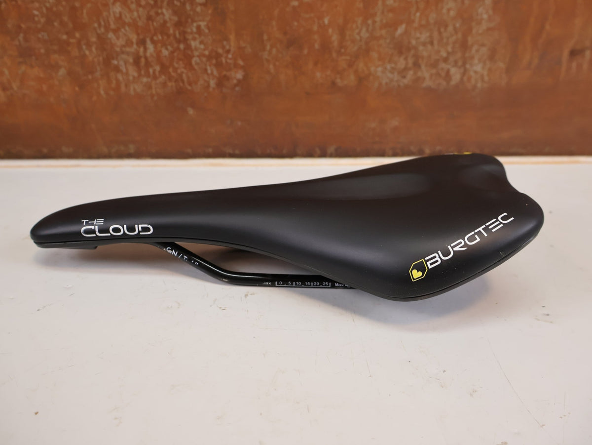 Sattel von Burgtec, Burgtec The Cloud MK2 Sattel 132mm Titan Streben Schwarz vor USEDBIKES-OB.DE Hintergrund