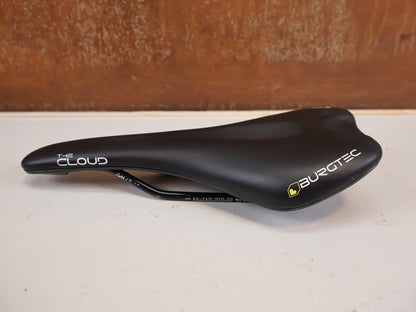Sattel von Burgtec, Burgtec The Cloud MK2 Sattel 132mm Titan Streben Schwarz vor USEDBIKES-OB.DE Hintergrund