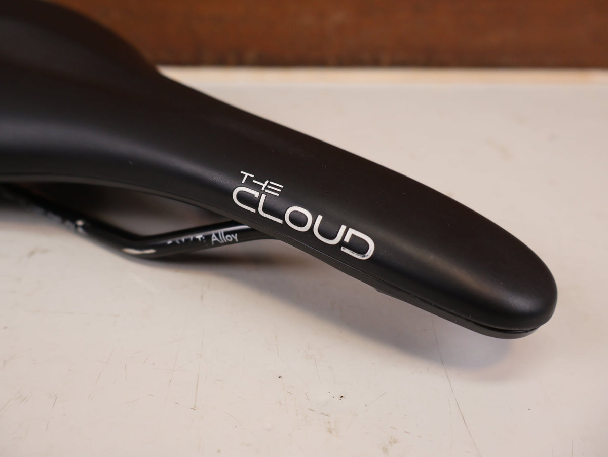 Sattel von Burgtec, Burgtec The Cloud MK2 Sattel 132mm Titan Streben Schwarz vor USEDBIKES-OB.DE Hintergrund