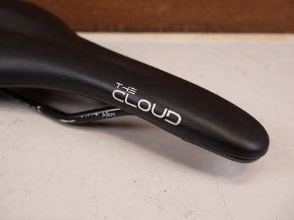 Sattel von Burgtec, Burgtec The Cloud MK2 Sattel 132mm Titan Streben Schwarz vor USEDBIKES-OB.DE Hintergrund