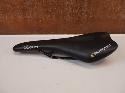 Sattel von Burgtec, Burgtec The Cloud MK2 Sattel 132mm Titan Streben Schwarz vor USEDBIKES-OB.DE Hintergrund