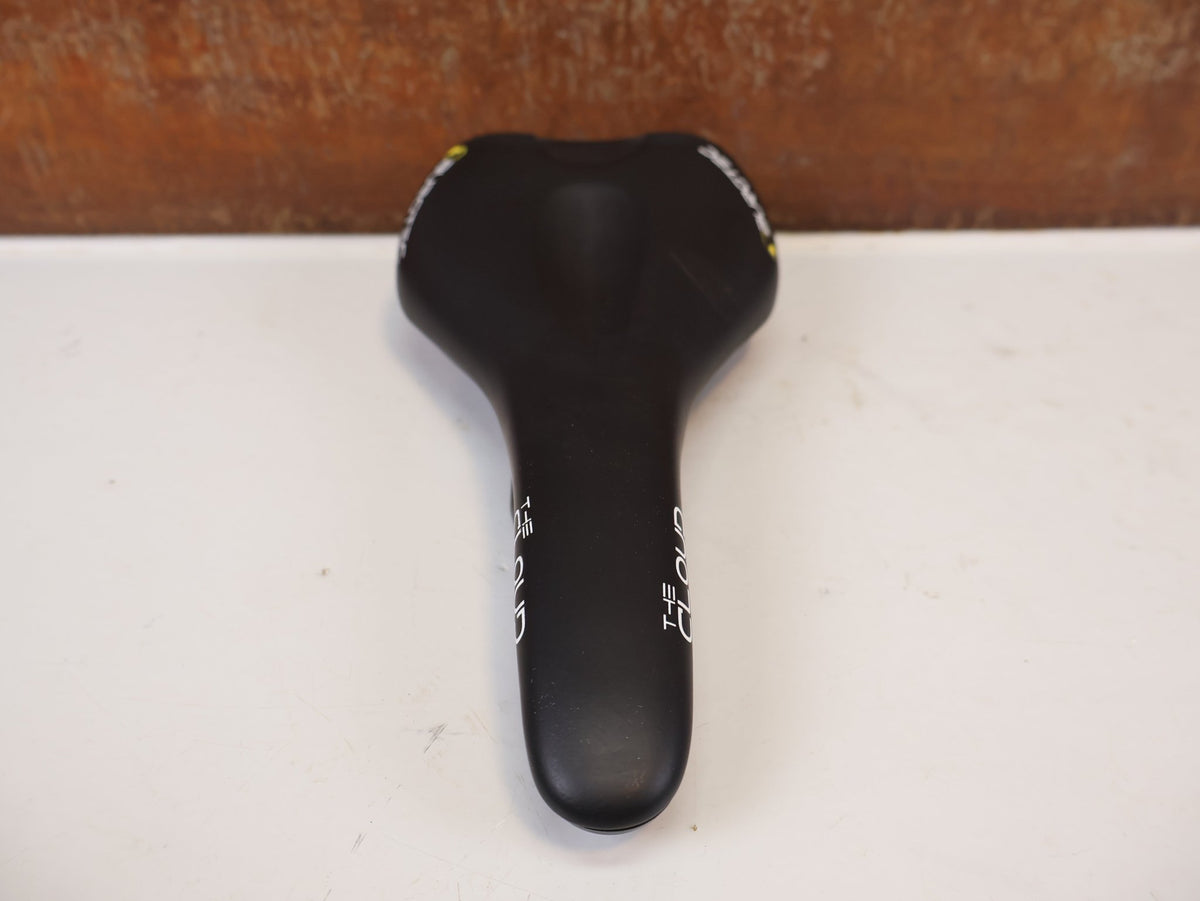 Sattel von Burgtec, Burgtec The Cloud MK2 Sattel 132mm Titan Streben Schwarz vor USEDBIKES-OB.DE Hintergrund