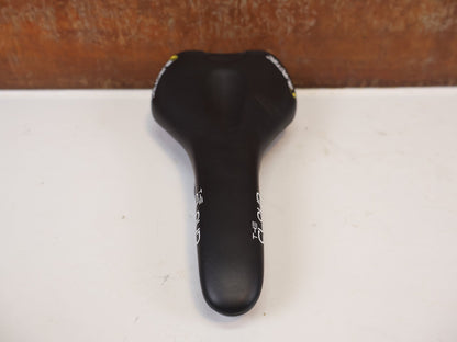 Sattel von Burgtec, Burgtec The Cloud MK2 Sattel 132mm Titan Streben Schwarz vor USEDBIKES-OB.DE Hintergrund