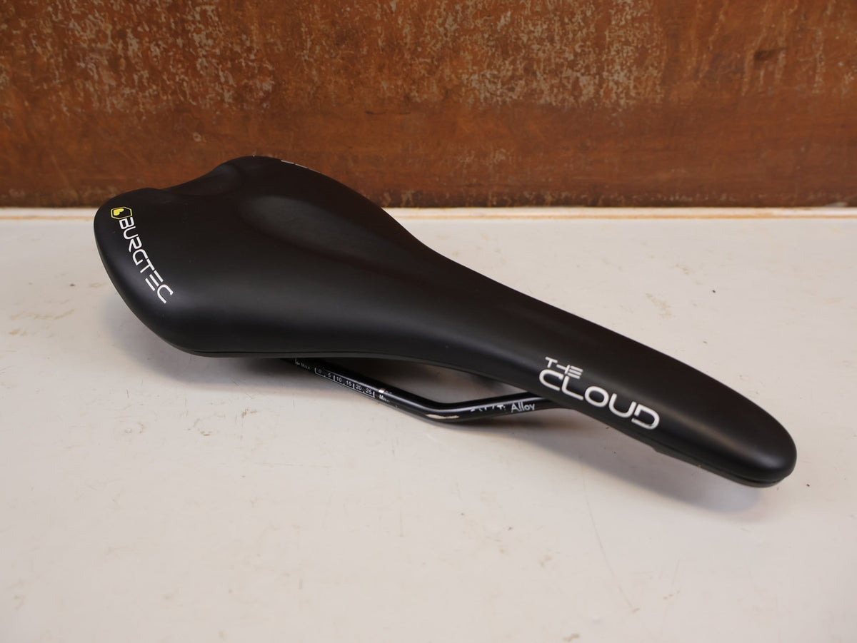 Sattel von Burgtec, Burgtec The Cloud MK2 Sattel 132mm Titan Streben Schwarz vor USEDBIKES-OB.DE Hintergrund