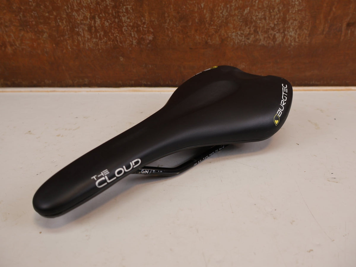 Sattel von Burgtec, Burgtec The Cloud MK2 Sattel 132mm Titan Streben Schwarz vor USEDBIKES-OB.DE Hintergrund
