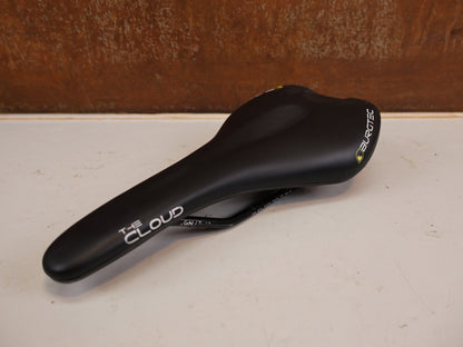 Sattel von Burgtec, Burgtec The Cloud MK2 Sattel 132mm Titan Streben Schwarz vor USEDBIKES-OB.DE Hintergrund