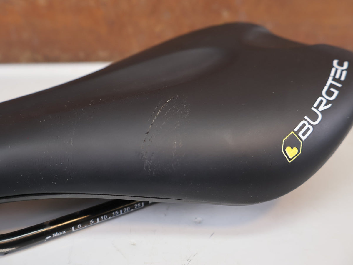 Sattel von Burgtec, Burgtec The Cloud MK2 Sattel 132mm Titan Streben Schwarz vor USEDBIKES-OB.DE Hintergrund