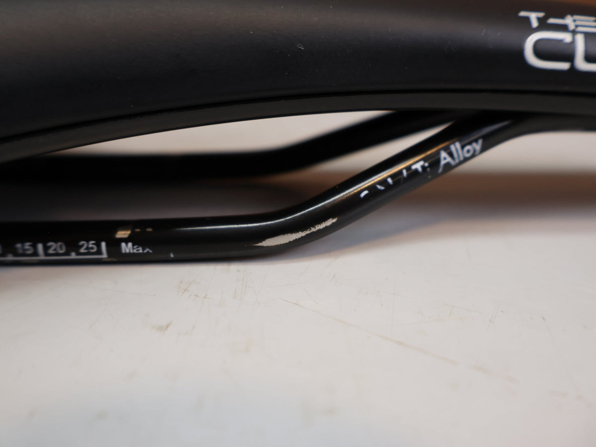 Sattel von Burgtec, Burgtec The Cloud MK2 Sattel 132mm Titan Streben Schwarz vor USEDBIKES-OB.DE Hintergrund