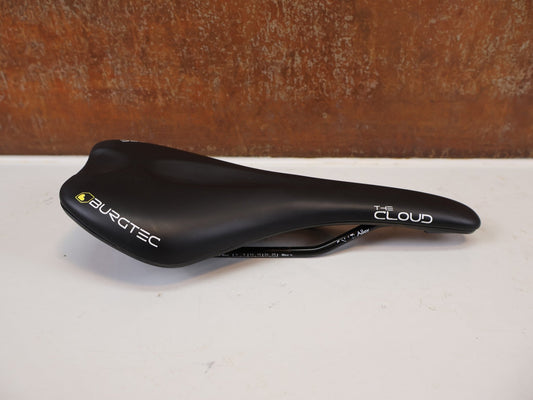 Sattel von Burgtec, Burgtec The Cloud MK2 Sattel 132mm Titan Streben Schwarz vor USEDBIKES-OB.DE Hintergrund