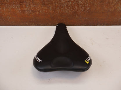 Sattel von Burgtec, Burgtec The Cloud MK2 Sattel 132mm Titan Streben Schwarz vor USEDBIKES-OB.DE Hintergrund