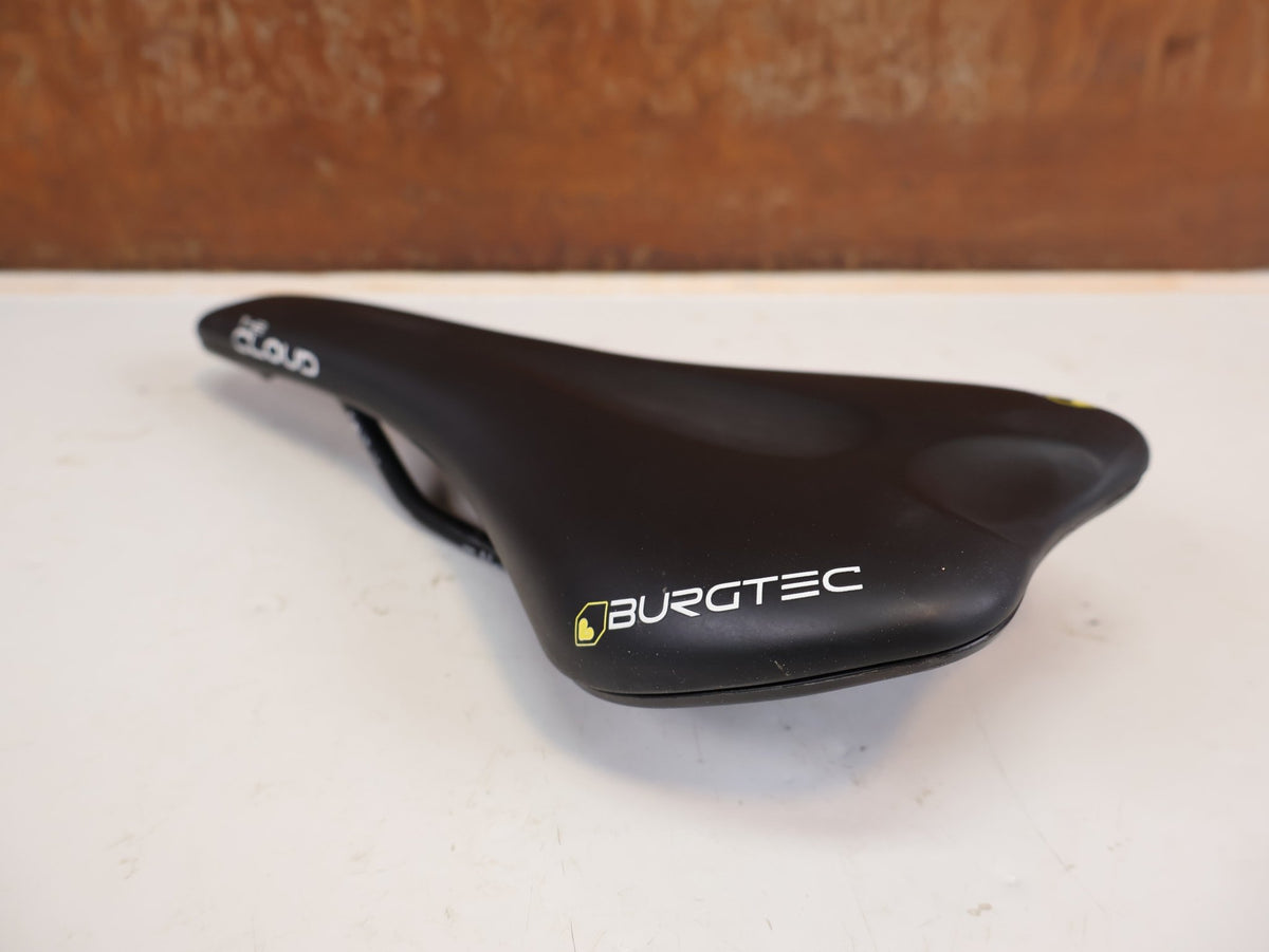 Sattel von Burgtec, Burgtec The Cloud MK2 Sattel 132mm Titan Streben Schwarz vor USEDBIKES-OB.DE Hintergrund