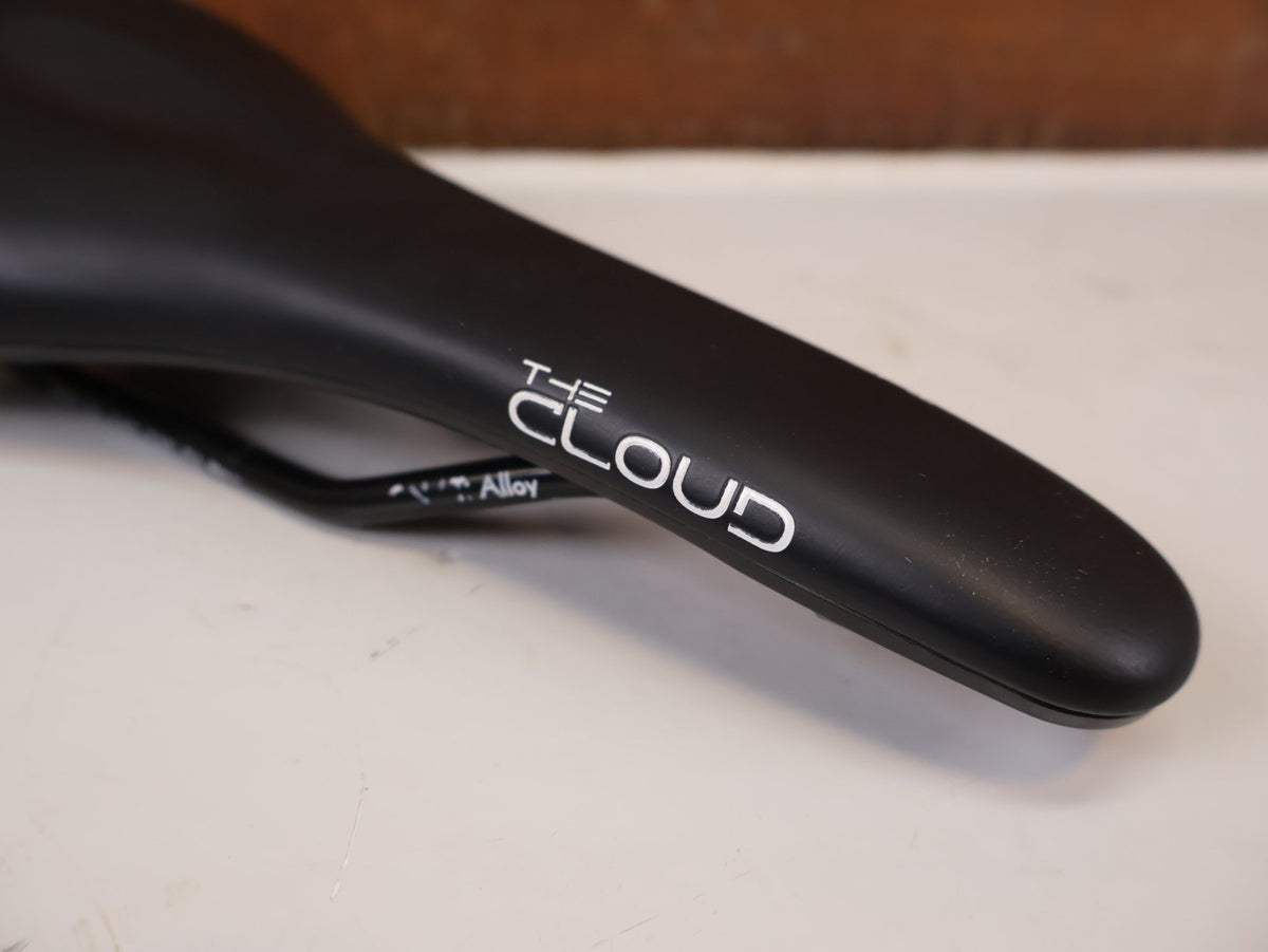 Sattel von Burgtec, Burgtec The Cloud MK2 Sattel 132mm Titan Streben Schwarz vor USEDBIKES-OB.DE Hintergrund