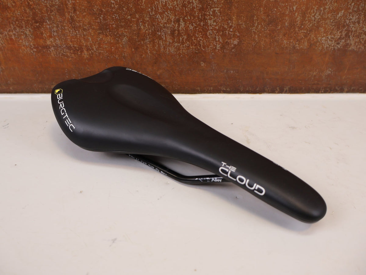 Sattel von Burgtec, Burgtec The Cloud MK2 Sattel 132mm Titan Streben Schwarz vor USEDBIKES-OB.DE Hintergrund