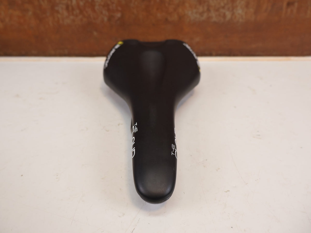Sattel von Burgtec, Burgtec The Cloud MK2 Sattel 132mm Titan Streben Schwarz vor USEDBIKES-OB.DE Hintergrund