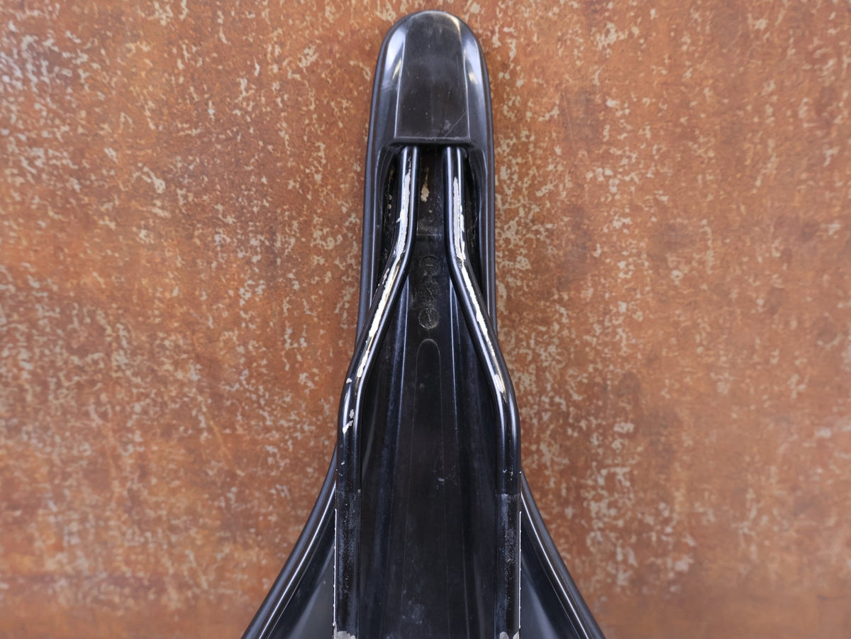 Sattel von Burgtec, Burgtec The Cloud MK2 Sattel 132mm Titan Streben Schwarz vor USEDBIKES-OB.DE Hintergrund