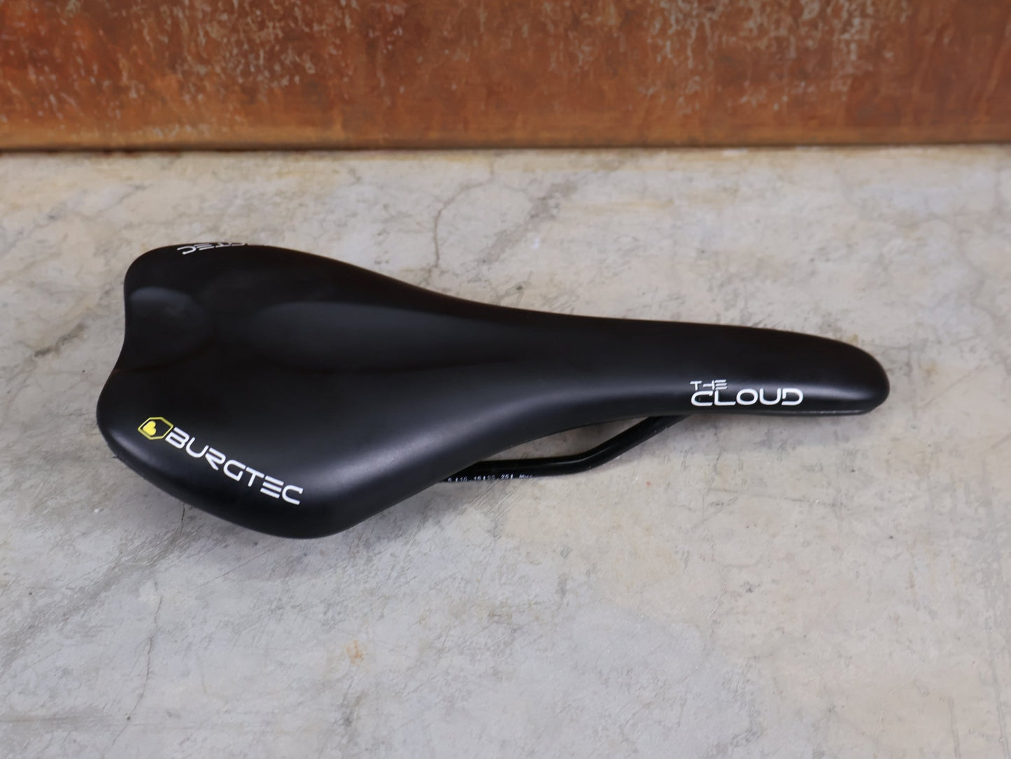 Sattel von Burgtec, BURGTEC THE CLOUD MK2 TI SATTEL – 132 MM – TITANSTREBEN – MTB / ENDURO vor USEDBIKES - OB.DE Hintergrund