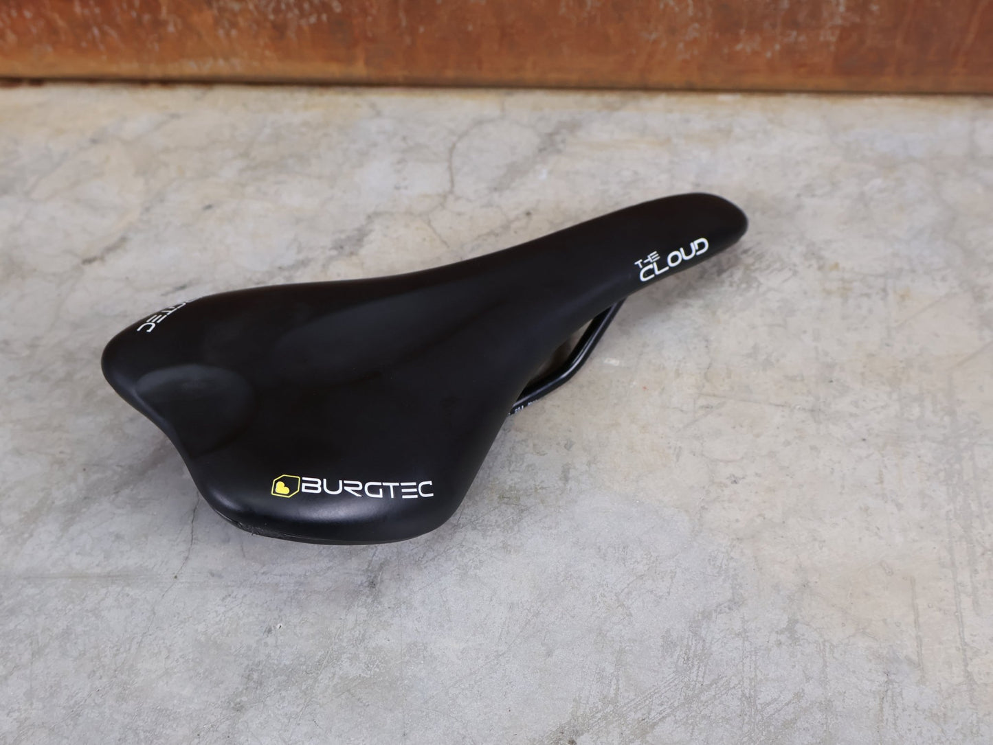 Sattel von Burgtec, BURGTEC THE CLOUD MK2 TI SATTEL – 132 MM – TITANSTREBEN – MTB / ENDURO vor USEDBIKES - OB.DE Hintergrund