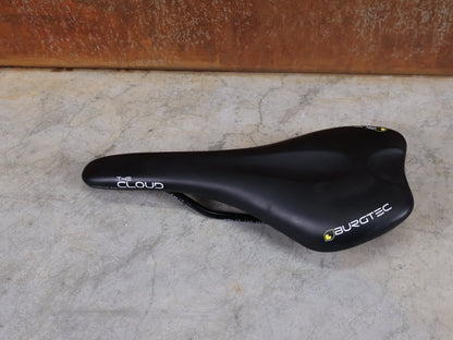 Sattel von Burgtec, BURGTEC THE CLOUD MK2 TI SATTEL – 132 MM – TITANSTREBEN – MTB / ENDURO vor USEDBIKES - OB.DE Hintergrund