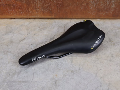 Sattel von Burgtec, BURGTEC THE CLOUD MK2 TI SATTEL – 132 MM – TITANSTREBEN – MTB / ENDURO vor USEDBIKES - OB.DE Hintergrund