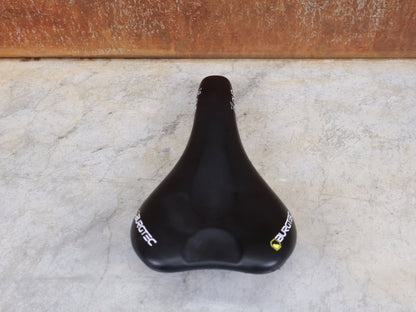 Sattel von Burgtec, BURGTEC THE CLOUD MK2 TI SATTEL – 132 MM – TITANSTREBEN – MTB / ENDURO vor USEDBIKES - OB.DE Hintergrund