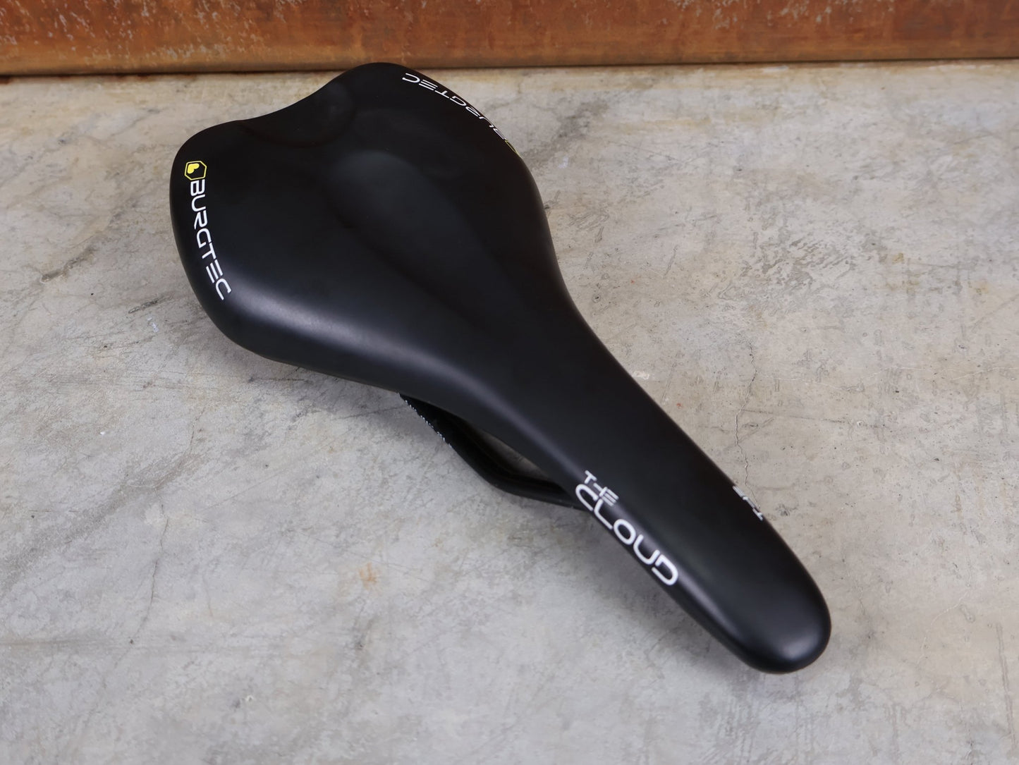 Sattel von Burgtec, BURGTEC THE CLOUD MK2 TI SATTEL – 132 MM – TITANSTREBEN – MTB / ENDURO vor USEDBIKES - OB.DE Hintergrund