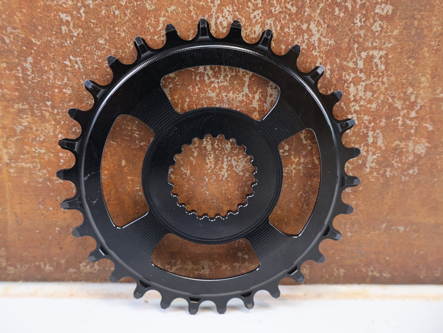 Kettenblatt von Burgtec, BURGTEC THICK THIN KETTENBLATT / SHIMANO DIRECT MOUNT 30T BOOST 3MM SCHWARZ vor USEDBIKES-OB.DE Hintergrund