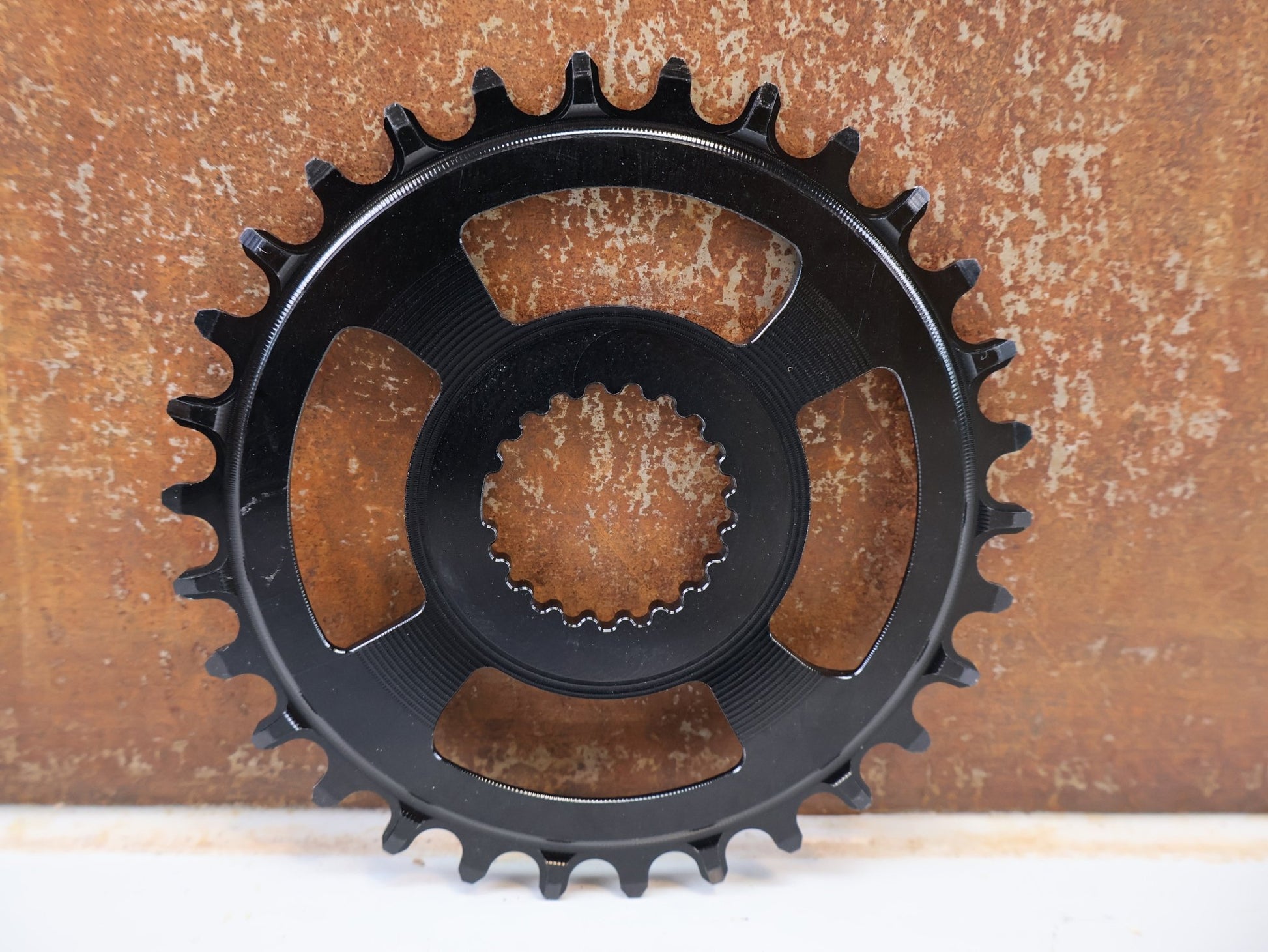 Kettenblatt von Burgtec, BURGTEC THICK THIN KETTENBLATT / SHIMANO DIRECT MOUNT 30T BOOST 3MM SCHWARZ vor USEDBIKES-OB.DE Hintergrund