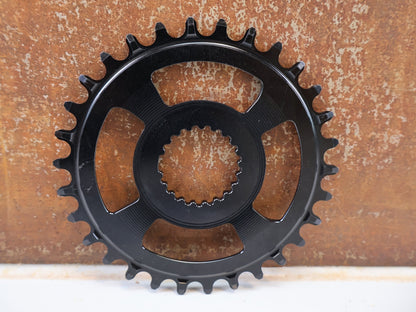 Kettenblatt von Burgtec, BURGTEC THICK THIN KETTENBLATT / SHIMANO DIRECT MOUNT 30T BOOST 3MM SCHWARZ vor USEDBIKES-OB.DE Hintergrund
