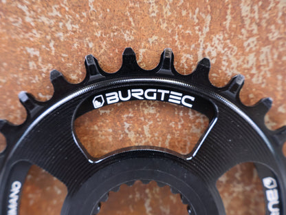 Kettenblatt von Burgtec, BURGTEC THICK THIN KETTENBLATT / SHIMANO DIRECT MOUNT 30T BOOST 3MM SCHWARZ vor USEDBIKES-OB.DE Hintergrund