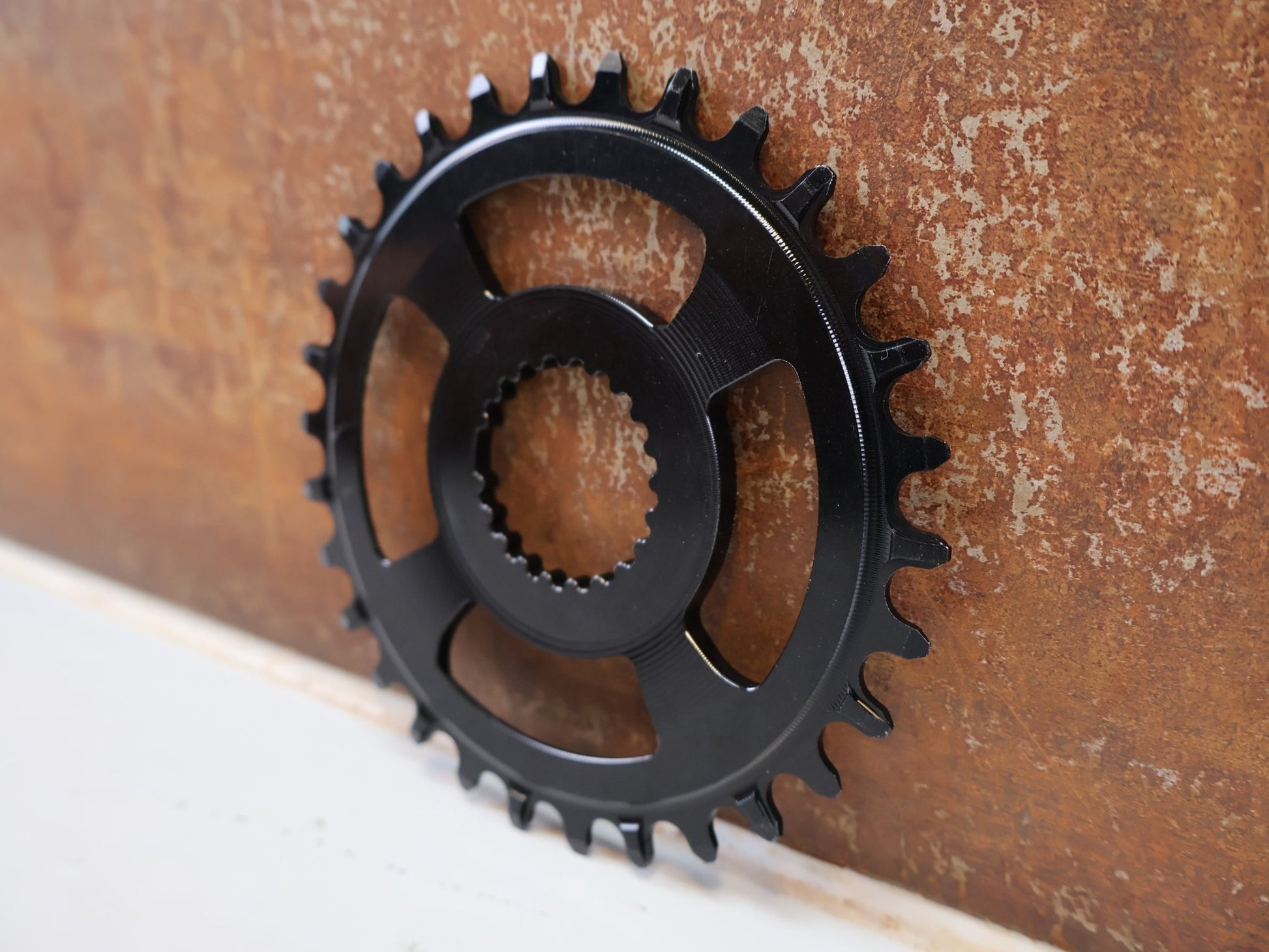 Kettenblatt von Burgtec, BURGTEC THICK THIN KETTENBLATT / SHIMANO DIRECT MOUNT 30T BOOST 3MM SCHWARZ vor USEDBIKES-OB.DE Hintergrund