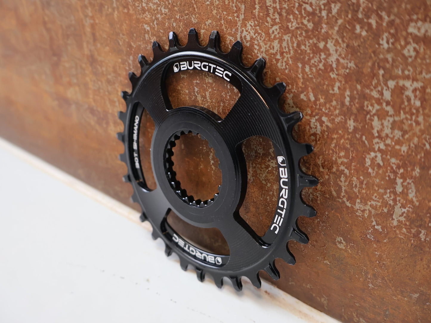 Kettenblatt von Burgtec, BURGTEC THICK THIN KETTENBLATT / SHIMANO DIRECT MOUNT 30T BOOST 3MM SCHWARZ vor USEDBIKES-OB.DE Hintergrund
