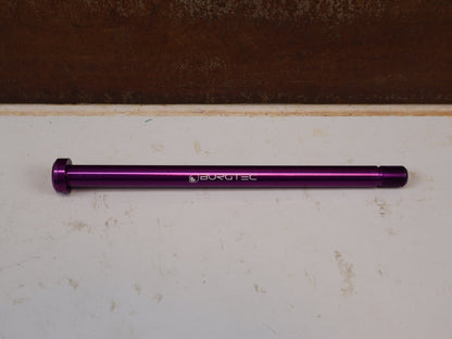 Zubehör von Burgtec, Burgtec Trek Steckachse 184.5mm M12x1.0 Purple Rain 10104 vor USEDBIKES-OB.DE Hintergrund