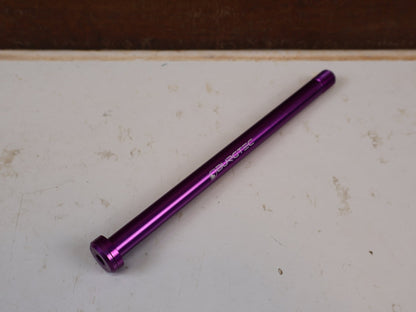 Zubehör von Burgtec, Burgtec Trek Steckachse 184.5mm M12x1.0 Purple Rain 10104 vor USEDBIKES-OB.DE Hintergrund