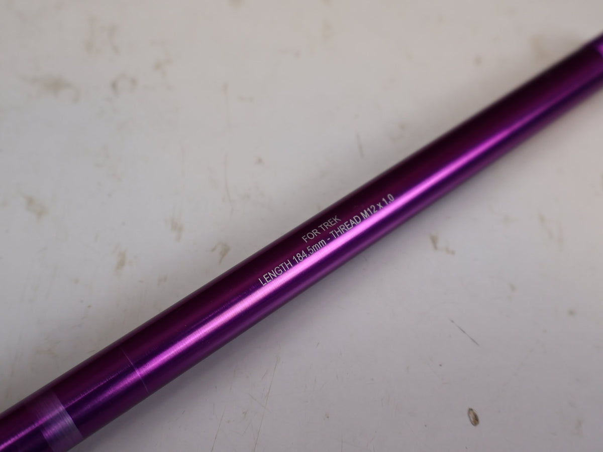 Zubehör von Burgtec, Burgtec Trek Steckachse 184.5mm M12x1.0 Purple Rain 10104 vor USEDBIKES-OB.DE Hintergrund