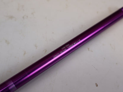Zubehör von Burgtec, Burgtec Trek Steckachse 184.5mm M12x1.0 Purple Rain 10104 vor USEDBIKES-OB.DE Hintergrund