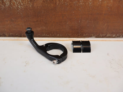 Computerhalterung von busch+müller, BUSCH MÜLLER EINARMIGER ALU LENKERHALTER 31.8 MM + 25.4 MM vor USEDBIKES-OB.DE Hintergrund