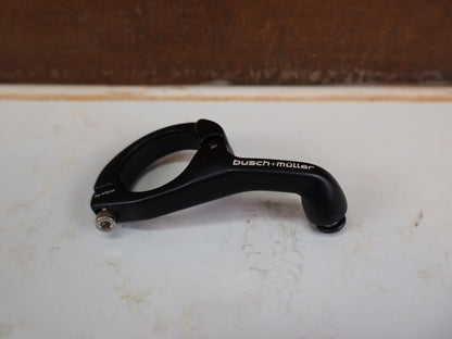 Computerhalterung von busch+müller, BUSCH MÜLLER EINARMIGER ALU LENKERHALTER 31.8 MM + 25.4 MM vor USEDBIKES-OB.DE Hintergrund