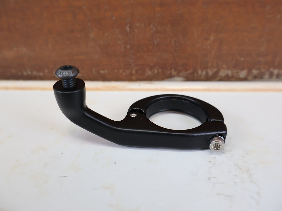 Computerhalterung von busch+müller, BUSCH MÜLLER EINARMIGER ALU LENKERHALTER 31.8 MM + 25.4 MM vor USEDBIKES-OB.DE Hintergrund