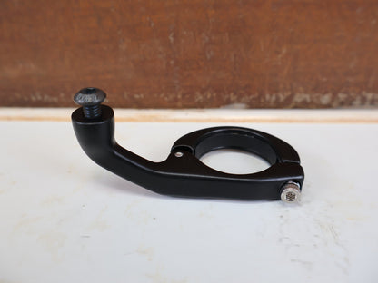 Computerhalterung von busch+müller, BUSCH MÜLLER EINARMIGER ALU LENKERHALTER 31.8 MM + 25.4 MM vor USEDBIKES-OB.DE Hintergrund