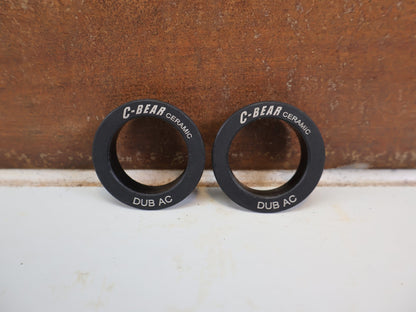 Innenlager von C-Bear, C-BEAR DUB DUST COVER ERSATZ ABDECKUNG KERAMIK INNENLAGER 2 STÜCK vor USEDBIKES-OB.DE Hintergrund