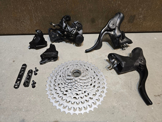 Schaltgruppen von Campagnolo, CAMPAGNOLO EKAR 13S SCHALTGRUPPE / RD / KASSETTE / SHIFTER / 1 x 13 FACH in variant_title vor USEDBIKES - OB.DE Hintergrund